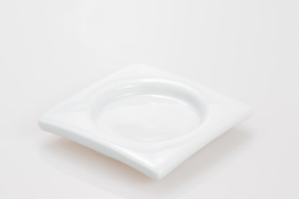 椭圆形的白色餐盘。图片下载