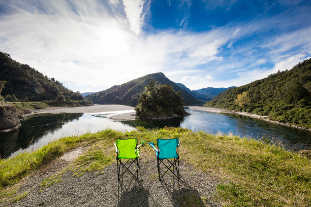 新西兰南岛布勒河的露营椅图片下载
