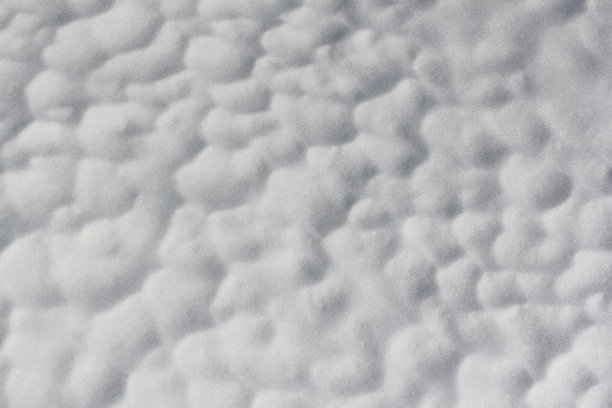 雪背景上的一条冻结的河流图片下载