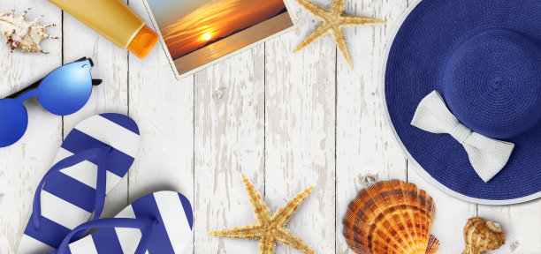 俯视图的夏季海滩配件在木制的白色背景，度假和旅游的概念图片下载