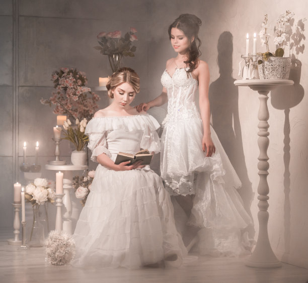 美丽的新娘在庆祝前休息图片下载