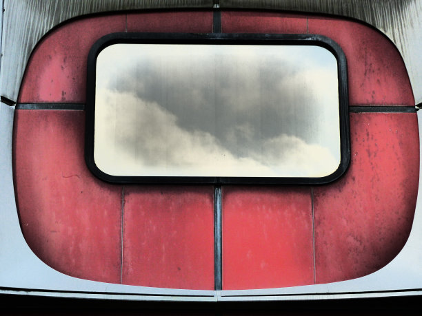 云朵在窗户上的倒影图片下载