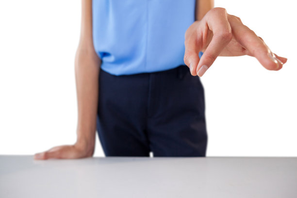 女商人在餐桌上展示东西图片下载