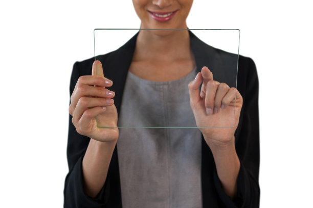 中间部分微笑的女商人使用玻璃界面图片下载