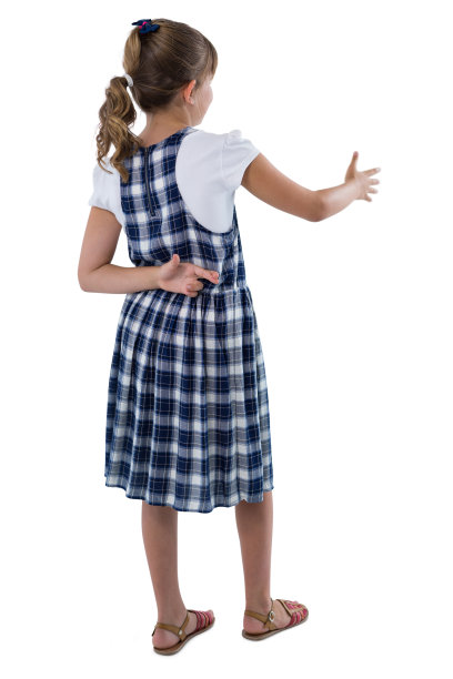 女孩在白色背景下握手图片下载