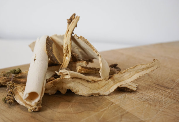 木板上的中草药图片下载