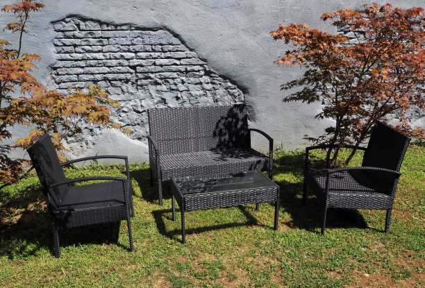 花园里的黑色柳条庭院家具图片下载