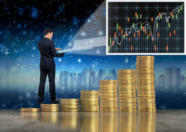 亚洲商人站在一堆金币上，用平板电脑呈现股票交易市场的交易图形，城市景观和明星背景，商业交易和教育理念图片下载