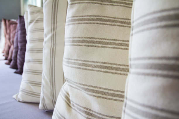 房间的枕头图片下载