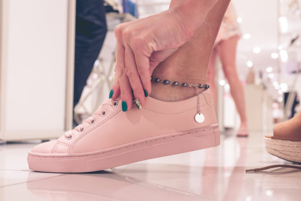 年轻女子穿着新鞋在印尼巴厘岛的一个购物中心图片下载