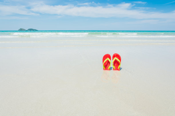 海滩，拖鞋在热带海滩度假图片下载