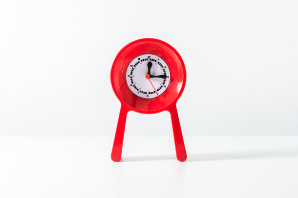 红色现代时钟隔离图片下载