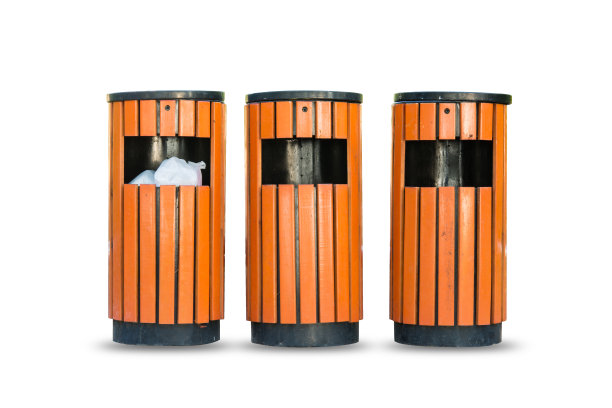 公园内的木屑垃圾桶，垃圾桶图片下载