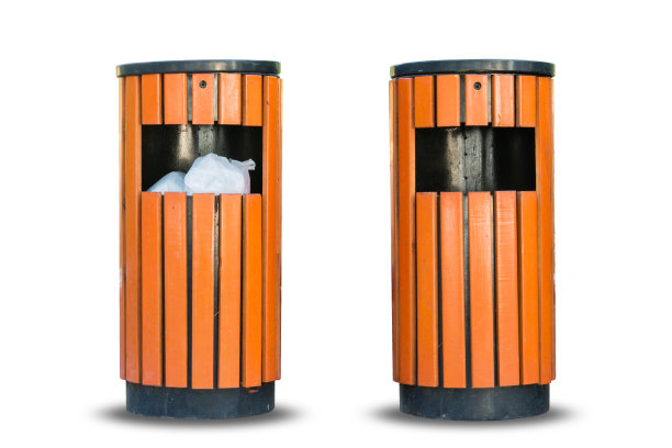 公园内的木屑垃圾桶，垃圾桶图片下载