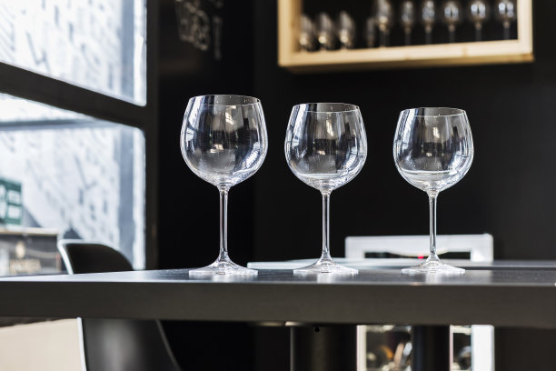柜台上放着几杯葡萄酒，背景是黑色的墙壁图片下载