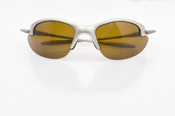 白色背景上的银色太阳眼镜图片下载