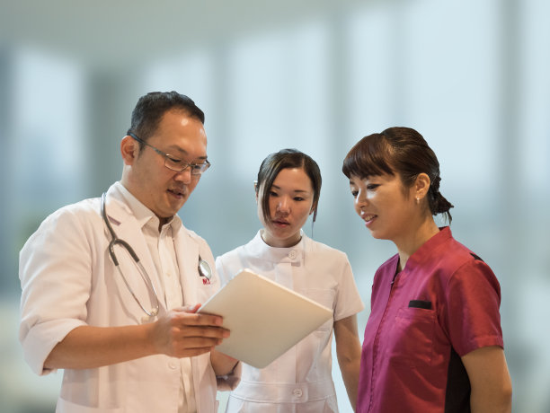 日本医生向护士展示数字平板电脑图片下载
