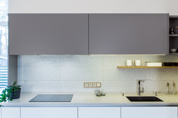 现代家庭内部。现代厨房设计在灯光室内。图片下载