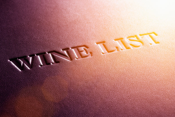 压花封面的皮革装订酒单图片下载