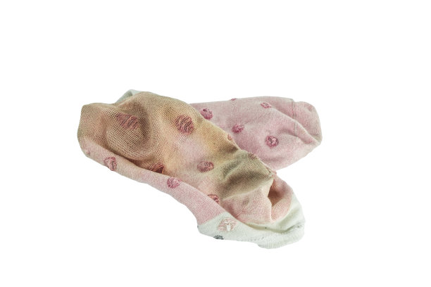 肮脏的袜子孤立在白色的背景。图片下载