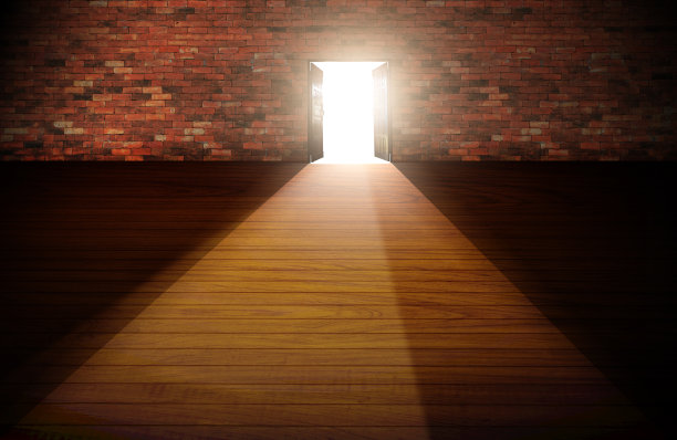 木门打开，旧水泥墙和光线进来。背景是古老的白砖。图片下载