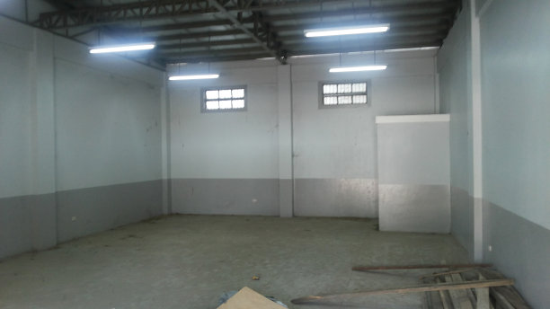 空荡荡的仓库图片下载