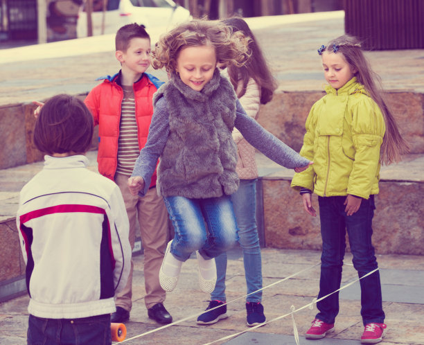 孩子们在玩橡皮筋跳跃图片下载