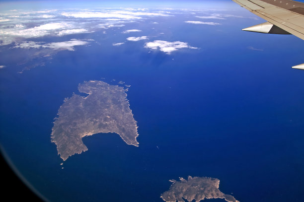 靠近意大利海岸的地中海岛屿，从飞机上俯瞰图片下载