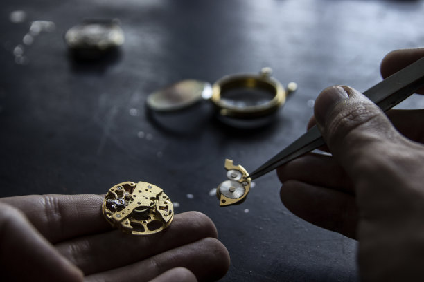制表师正在修理一块老式自动手表。图片下载