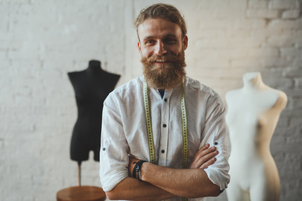 愉快的裁缝在客厅摆姿势图片下载