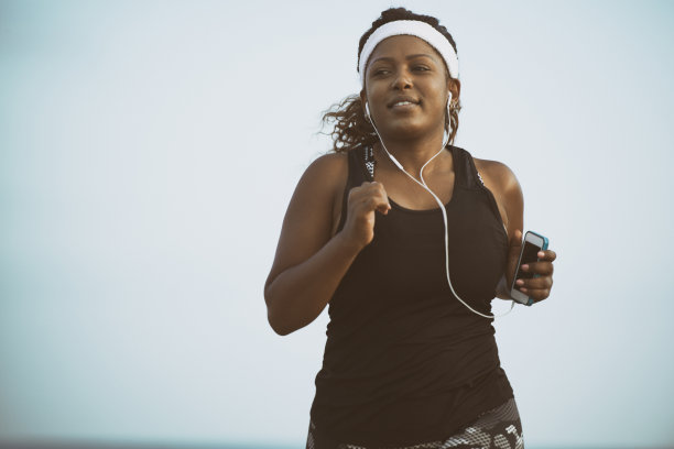 一个在户外奔跑的胖女人的肖像。图片下载