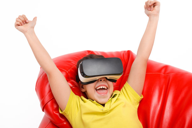 豆袋椅上的孩子正在体验虚拟现实图片下载