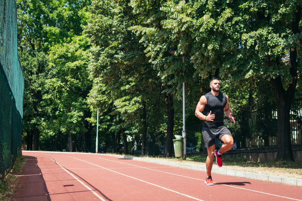 在跑道上冲刺图片下载
