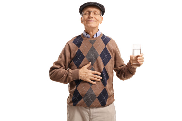 满意的老与一杯水握他的手在肚子上图片下载