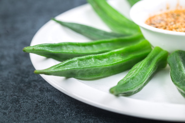 秋葵用水煮熟，可以和酱油一起吃素材图片