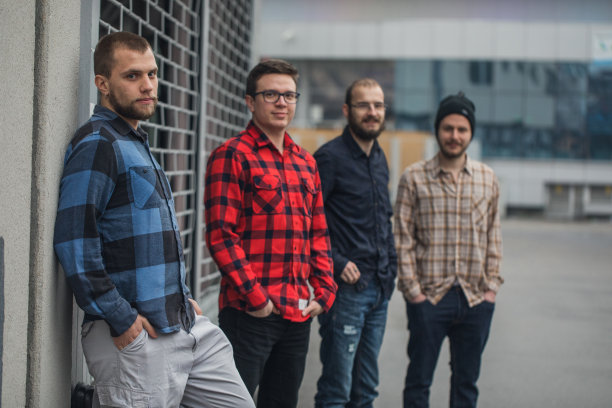 朋友们在街上微笑图片下载