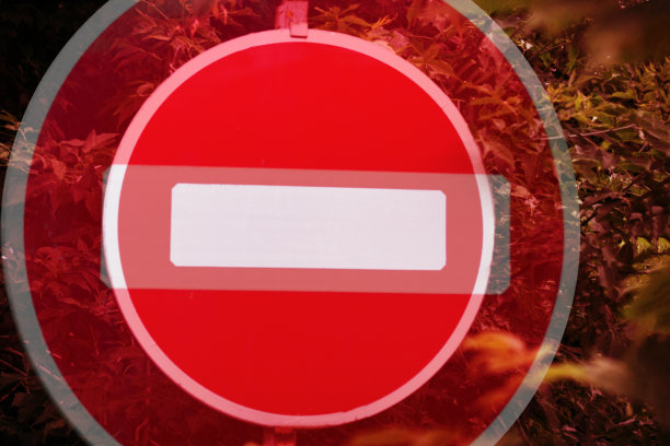 标志禁止街道交通红色。图片下载