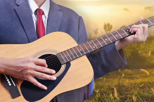 人弹吉他图片下载