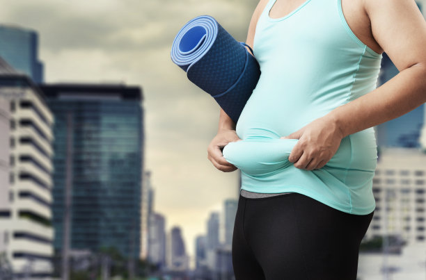 胖子拿着瑜伽垫图片下载