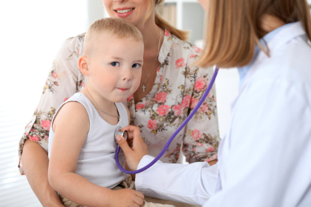 医生用听诊器检查儿童病人图片下载