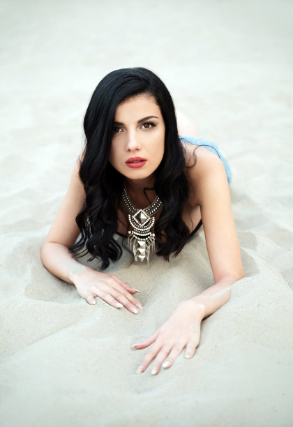 迷人的年轻女子在海滩上图片下载