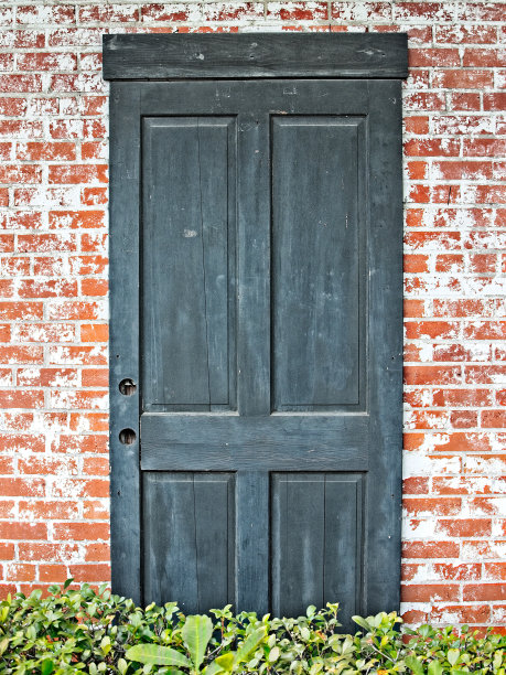 红砖墙里的旧绿门图片下载