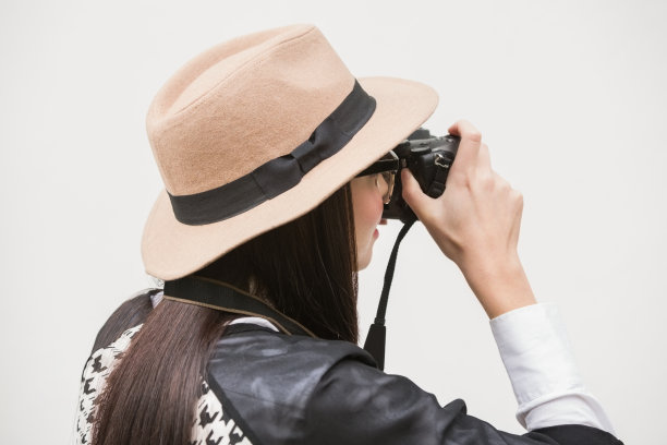 漂亮的潮人正在拍照图片下载