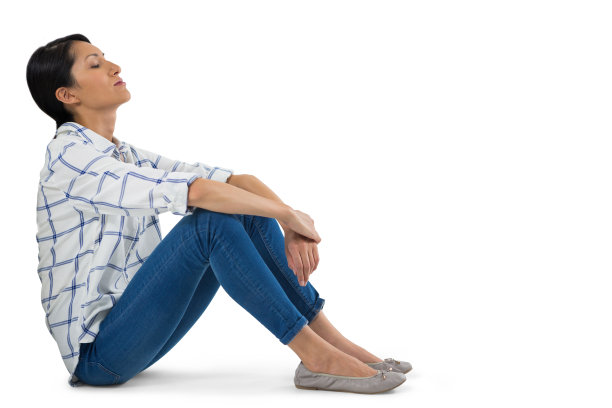 女人在白色背景下放松图片下载