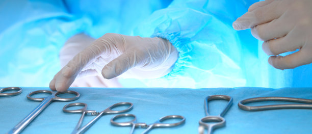 外科医生的双手在手术室工作的特写，色调为蓝色图片下载