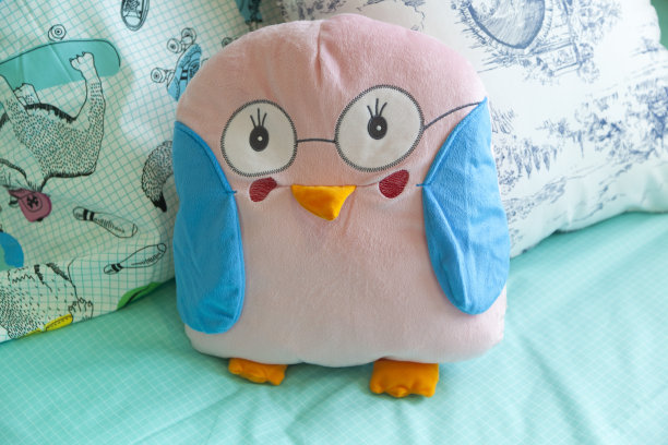 床上的鸟娃娃图片下载