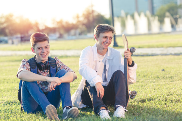 两个玩滑板的青少年心情很好图片下载