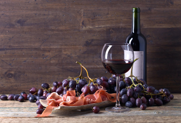 意大利熏火腿配葡萄和红酒。图片下载