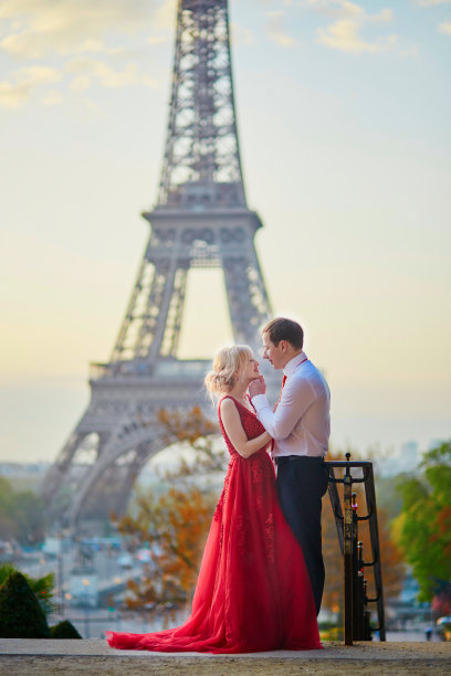 法国巴黎埃菲尔铁塔前的一对情侣图片下载