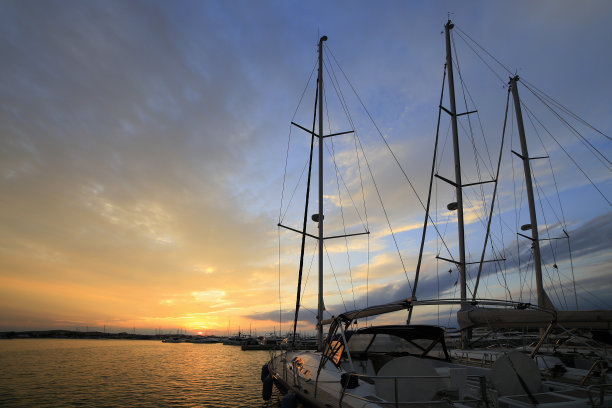 日落和豪华游艇，克罗地亚图片下载